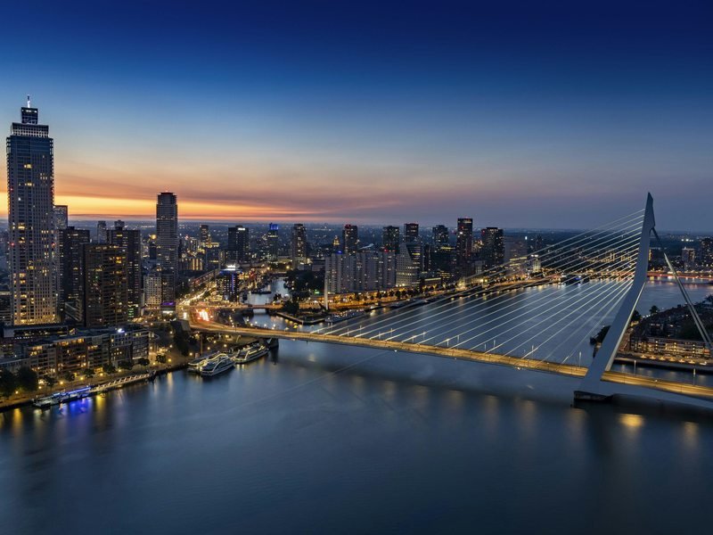 De verlichte Erasmusbrug in Rotterdam