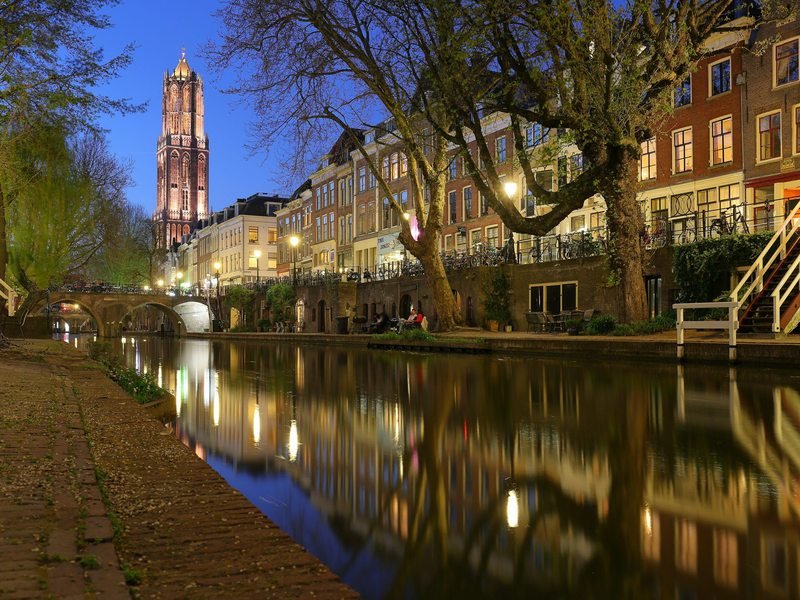 De Oudegracht en de Domtoren in Utrecht