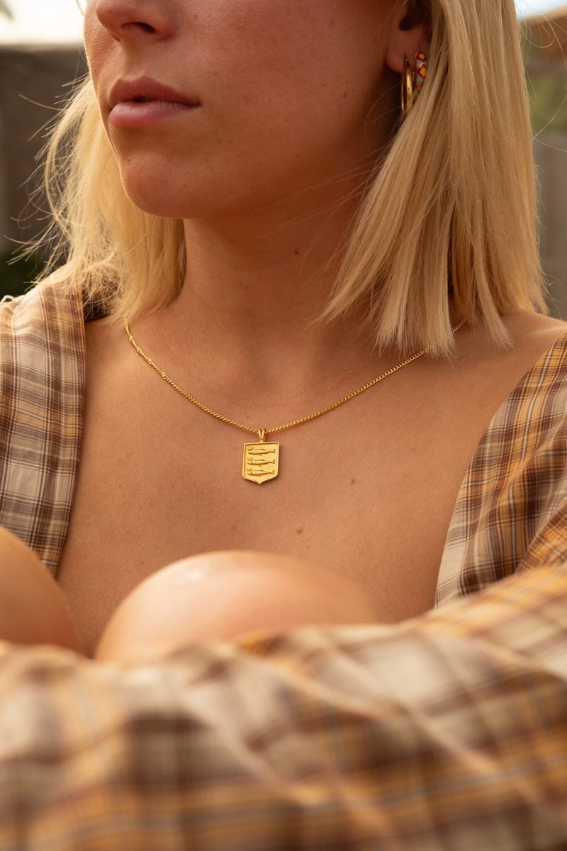 Vergulde Scheveningse wapenketting gedragen op de huid